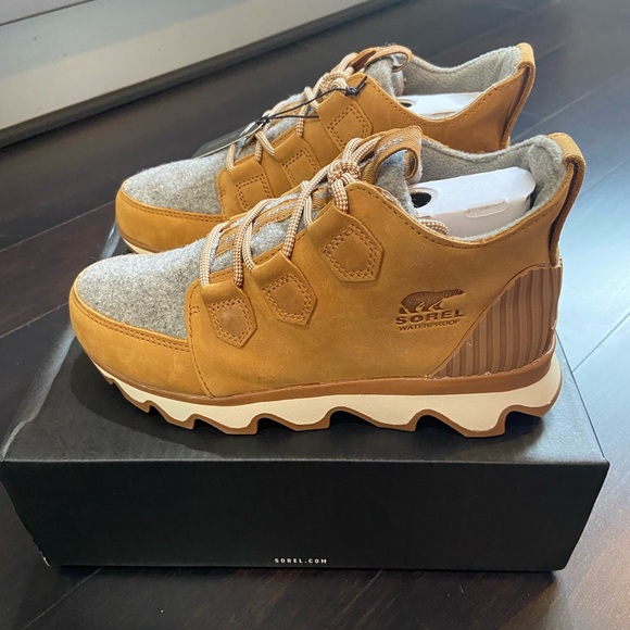 SOREL WOMENS KINETIC CARIBOU WATERPROOF BOOTS IN CAMEL BROWN/ GRAY -NIB - Picture 2 of 16